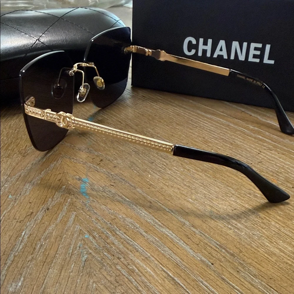 CHANEL stylish rimless